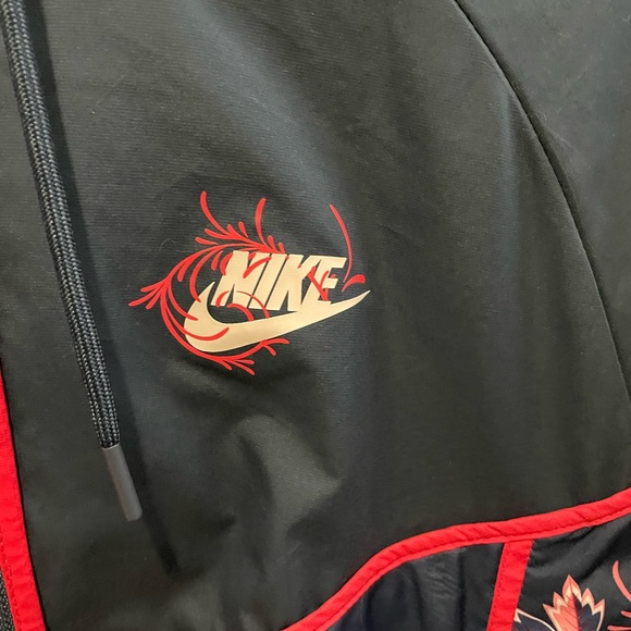 Nike Women’s Chinese New Year Wind Breaker - Small - Picture 4 of 5